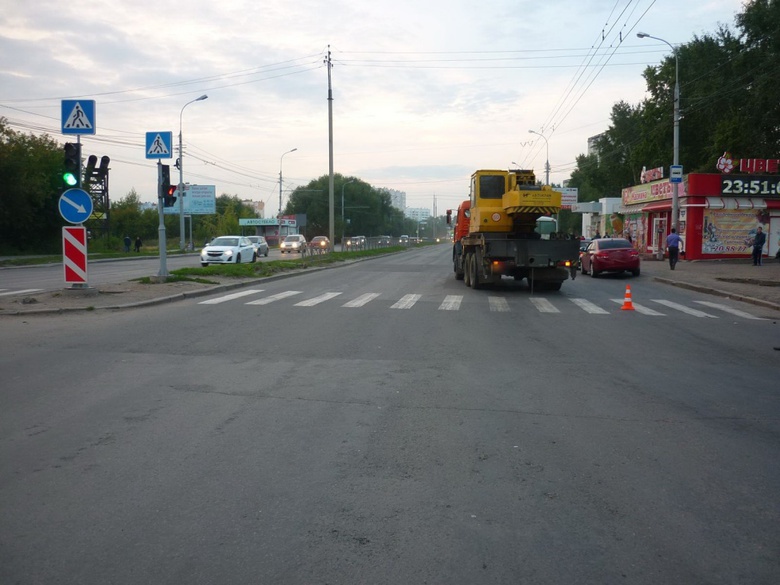 Подросток, попавший под КамАЗ, переходил дорогу на красный