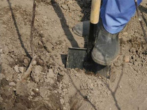 В воскресенье двух работников завалило землей в траншее, один погиб