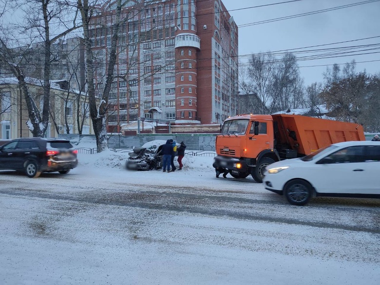 КамАЗ и «Лада» столкнулись в Томске. Водитель легковушки в больнице