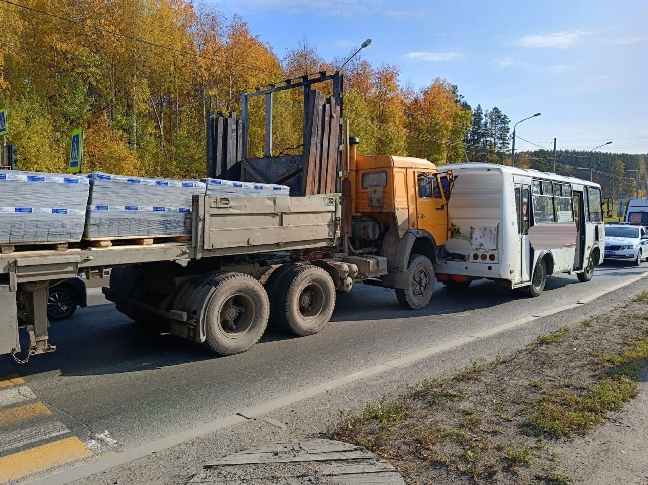 КамАЗ врезался в маршрутку с пассажирами в Томске | 04.10.2023 | Томск -  БезФормата