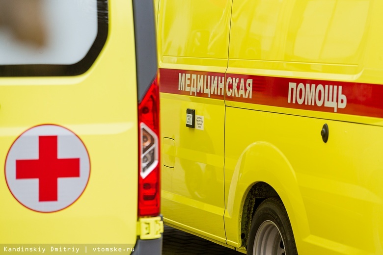 Мопед врезался в автобус на томской трассе. Двух человек увезли в больницу