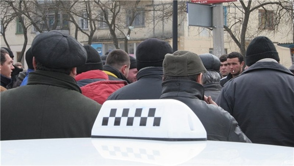 Более 4,5 тысячи таксистов работают в городе нелегально