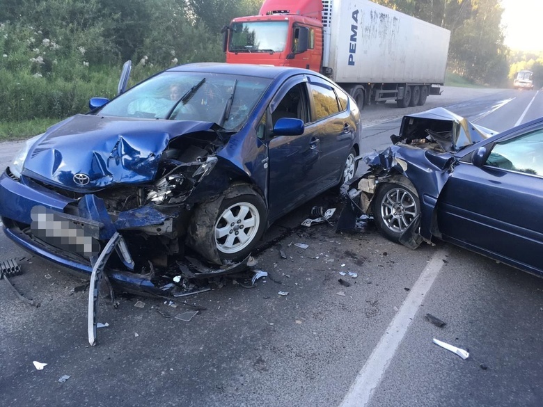 Пять человек увезли в больницу после лобового ДТП на трассе Томск — Мариинск