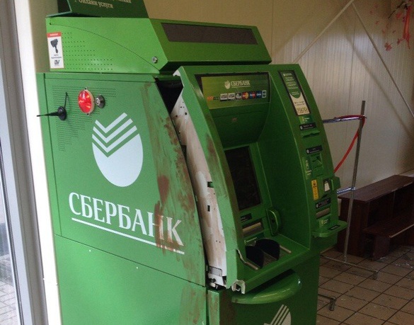 Полиция задержала томичей, пытавшихся похитить банкомат Сбербанка из супермаркета