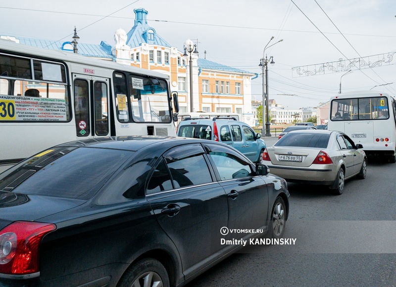 Сильная пробка скопилась на пр.Ленина в Томске из-за ДТП