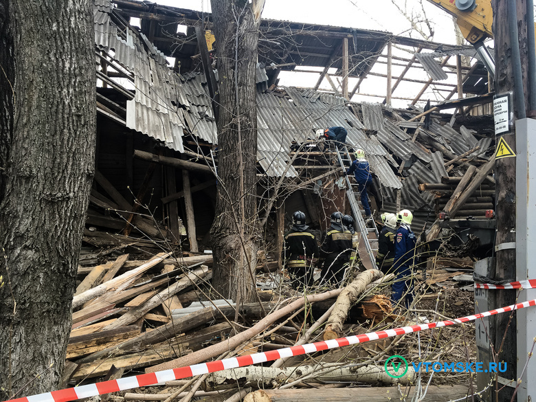 Власти: рухнувший в Томске дом уже несколько дней разбирал человек