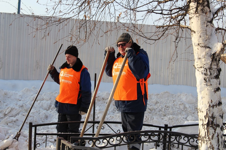 «Сибкабель» помогает очищать город от снега