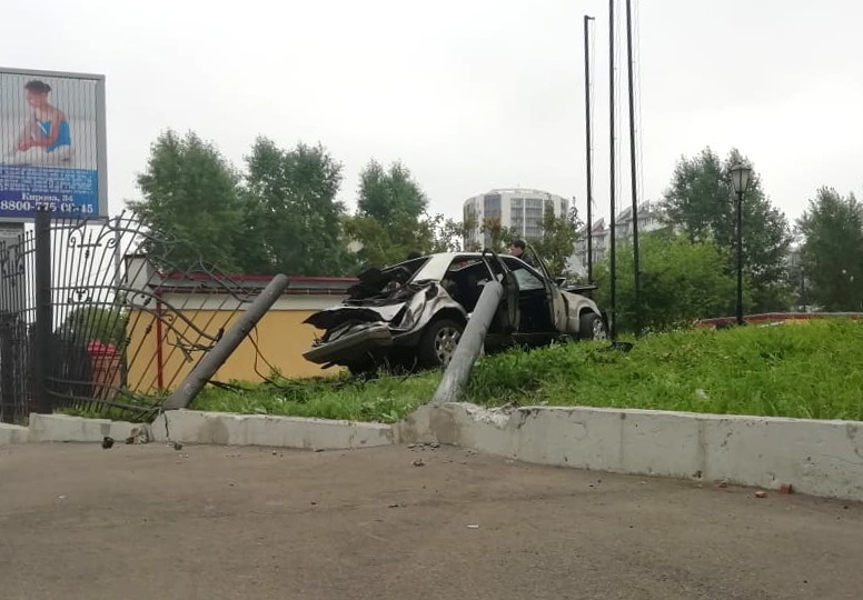 Mercedes снес забор центра реабилитации на Красноармейской, двое пострадали