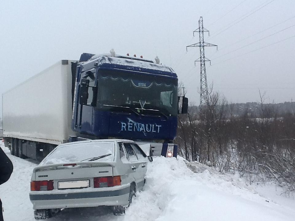 Автопоезд столкнулся с легковушкой на трассе Томск — Юрга