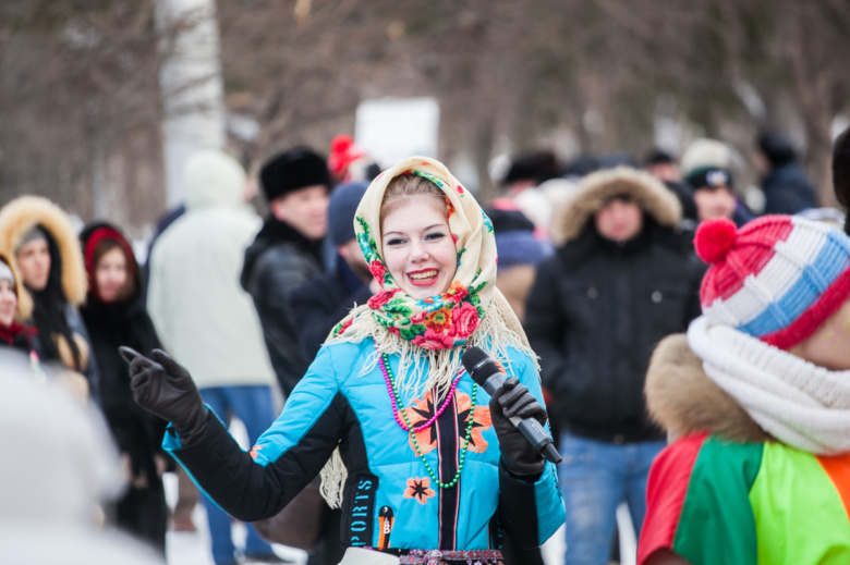 Перед СФТИ сегодня танцевали и ели блины (фото)