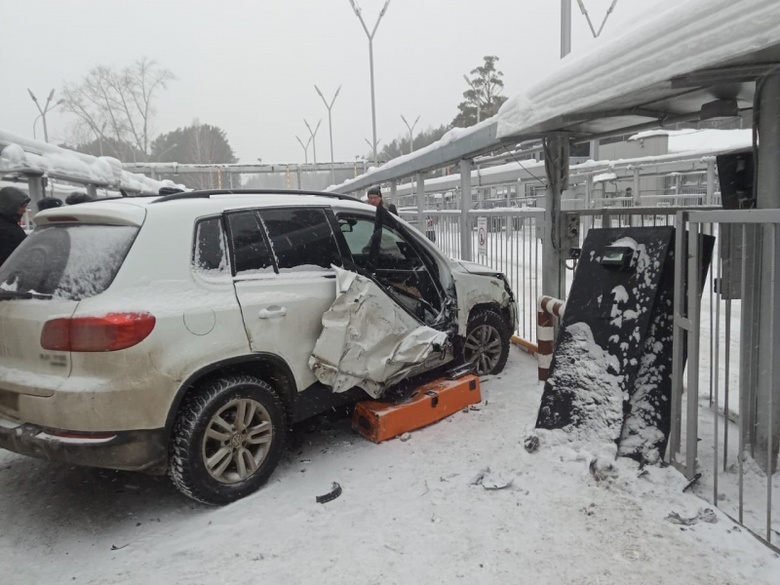 Volkswagen врезался в 4 машины и снес ограждение КПП Северска