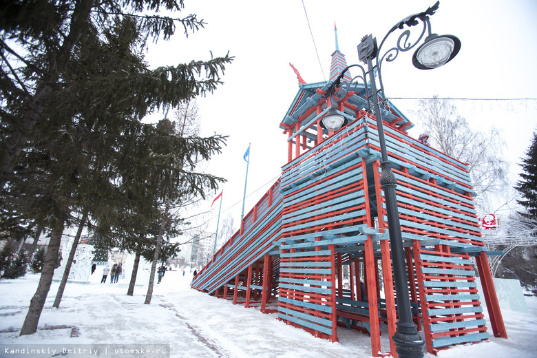 Огромная горка в стиле деревянного зодчества заработала в центре Томска