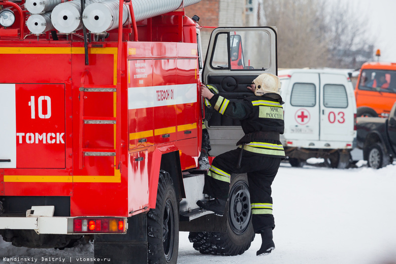 Пожар повышенной сложности тушат в гараже на окраине Томска (фото)