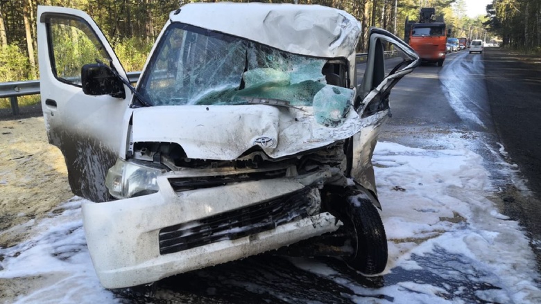 Груженый УАЗ столкнулся с микроавтобусом в Томске. Пострадал один из водителей