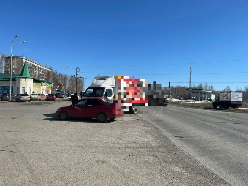 Ребенок попал в больницу после столкновения грузовика и легковушки в томском поселке
