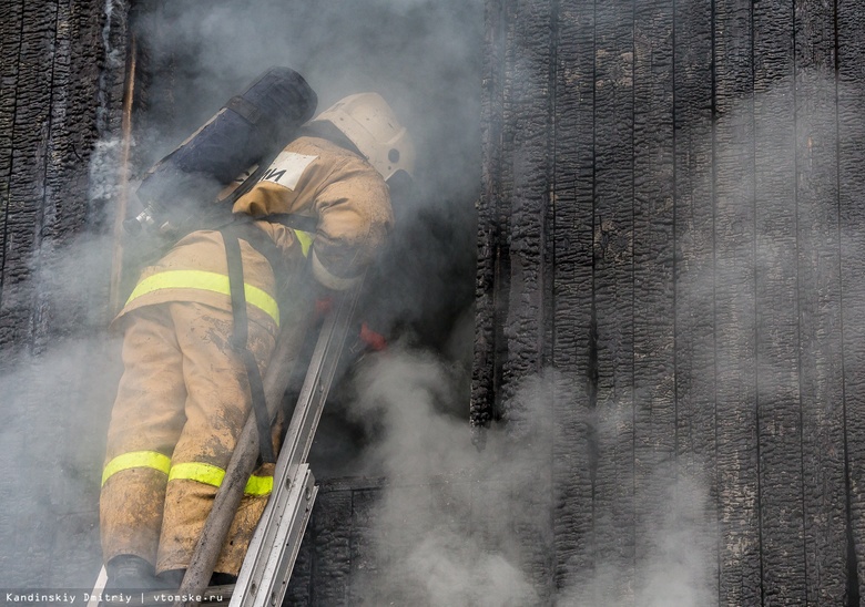 Пожарные спасли женщину и ребенка из горящего дома в томском селе. Один человек погиб