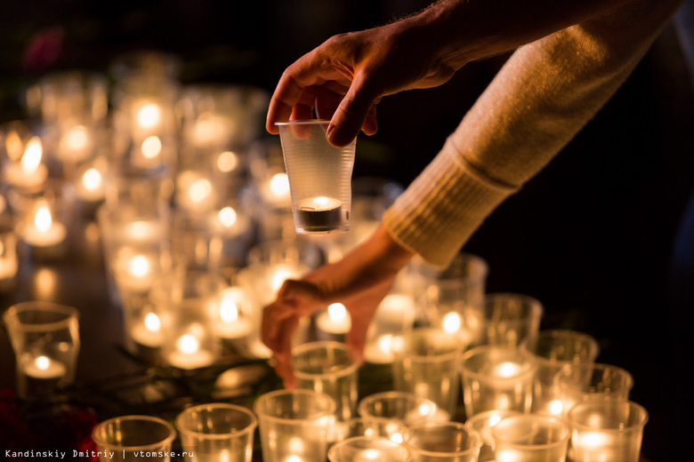 Около тысячи томичей зажгли «свечи памяти» в Лагерном саду (фото)