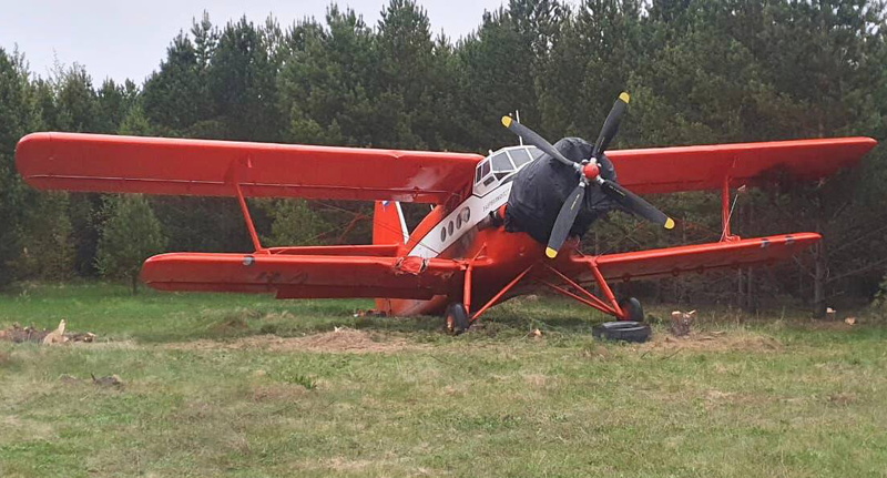 Самолет Ан-2 выкатился за пределы взлетно-посадочной полосы в Томской области