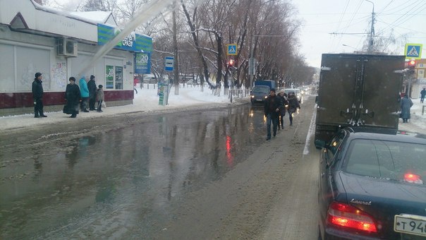 Специалисты устранили повреждение гидранта на Сергея Лазо