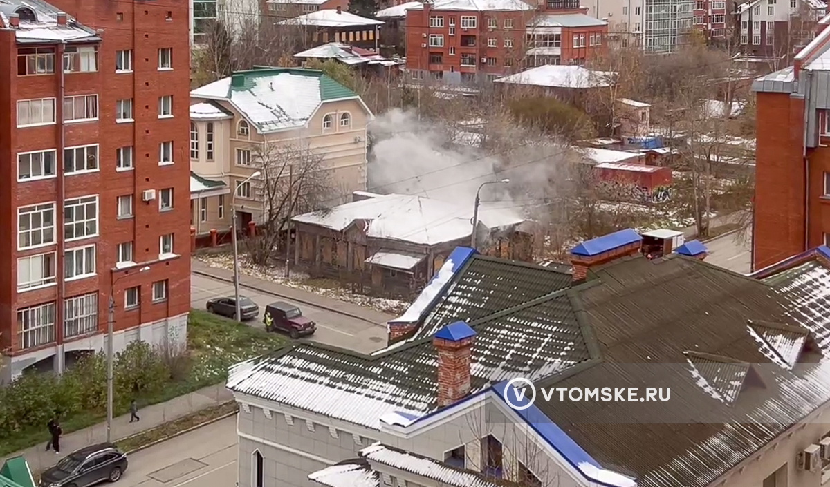 Деревянный дом конца XIX века загорелся в центре Томска