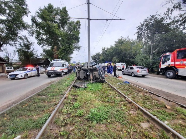 «Лада» врезалась в трамвайный столб в Томске, трое пострадали