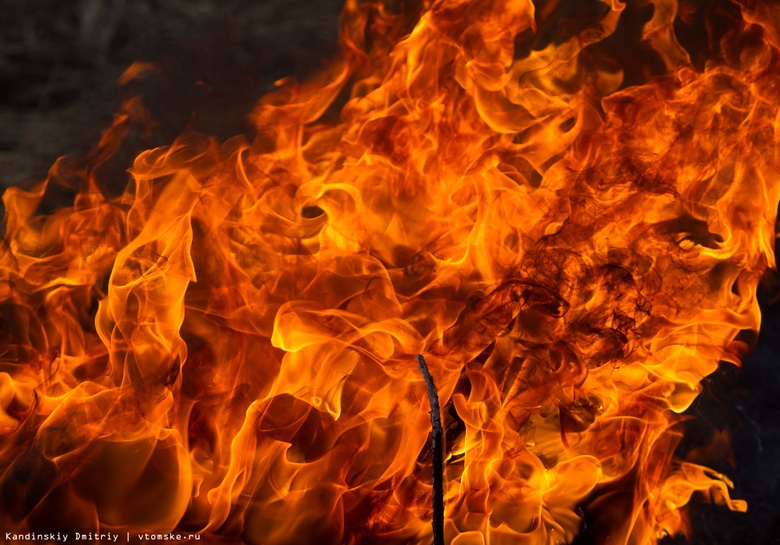 Пожар охватил 3 дома в томском селе Дзержинское