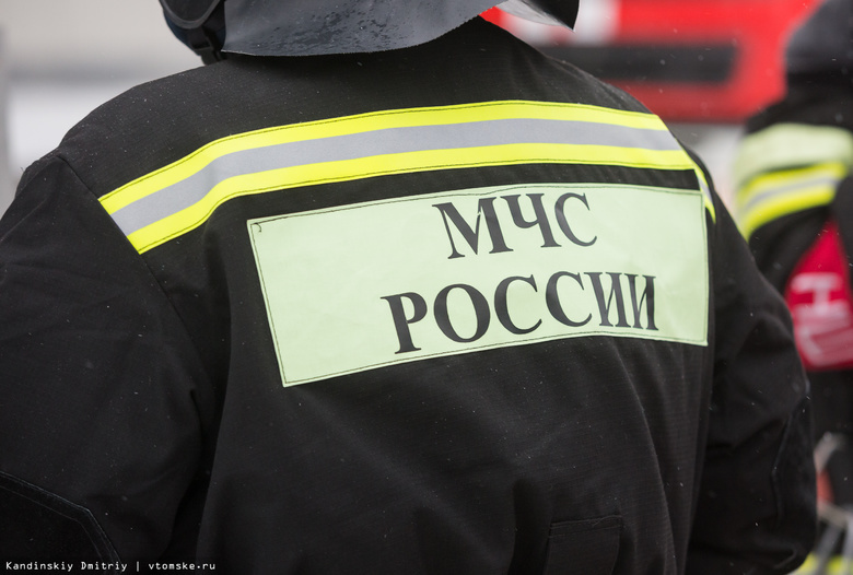 Три грузовика пострадали при пожаре ночью в ангаре Томска