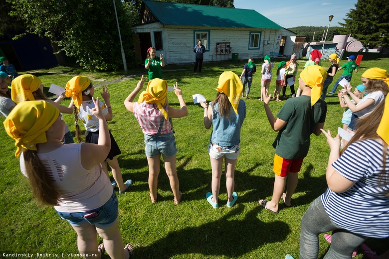 Томичи могут задать вопросы по горячей линии о летних лагерях для детей