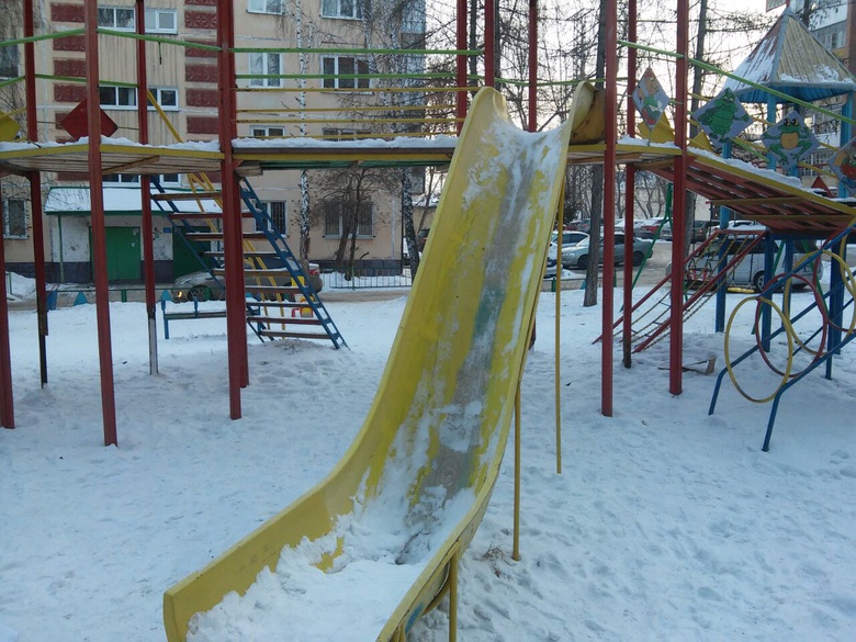 Томичка сломала ногу, прокатившись на горке с ребенком