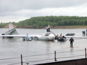 Следствие по делу о крушении Ан-24 продлено еще на месяц