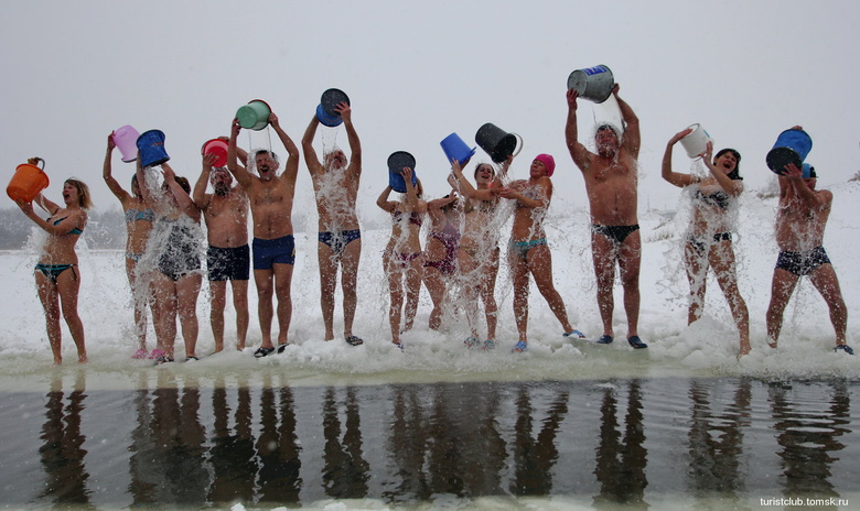 Моржи облились холодной водой для пропаганды здорового образа жизни (фото)