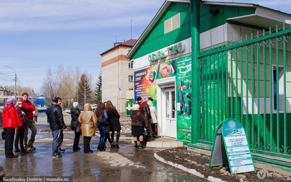 Горожане выстраиваются в очереди за резиновыми сапогами (фото)