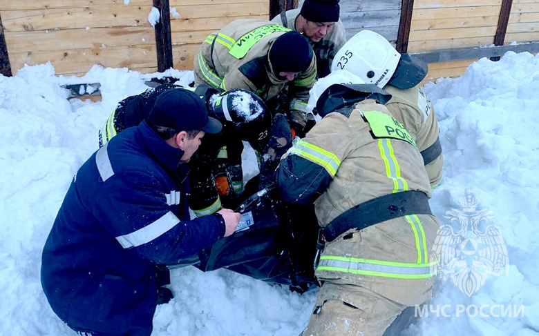 Мальчика завалило снегом при очистке крыши в томском селе. Его спасли пожарные