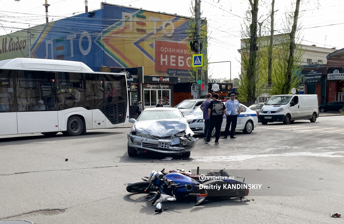 Мотоциклист получил травмы после ДТП на перекрестке в Томске | 14.05.2024 |  Томск - БезФормата