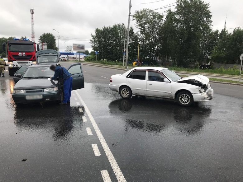 Иномарка «догнала» ВАЗ на ул. Елизаровых, трое госпитализированы