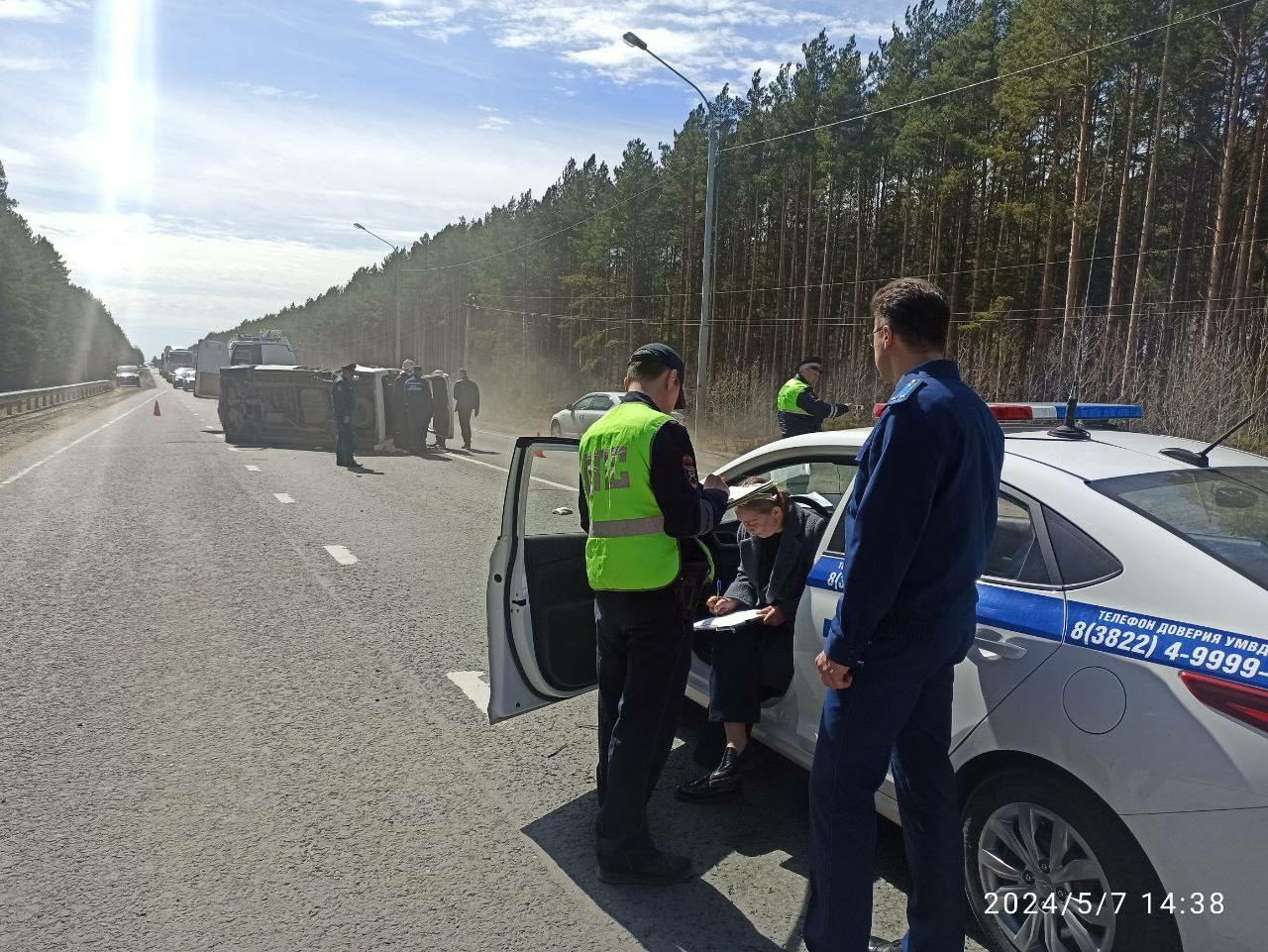 Микроавтобус попал в ДТП на томской трассе. Один человек погиб, пятерых  увезли в больницу | 07.05.2024 | Томск - БезФормата