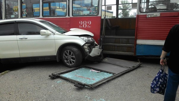 Водитель трамвая пострадала в столкновении с иномаркой (фото)