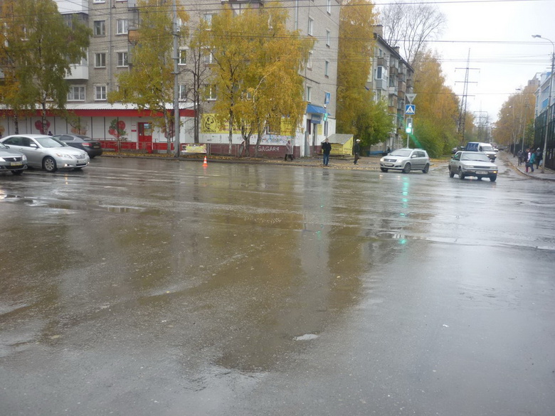 Иномарка сбила женщину на пешеходном переходе на Комсомольском
