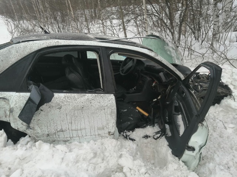 Иномарка выехала на «встречку» и врезалась в грузовик на трассе Томск — Мариинск