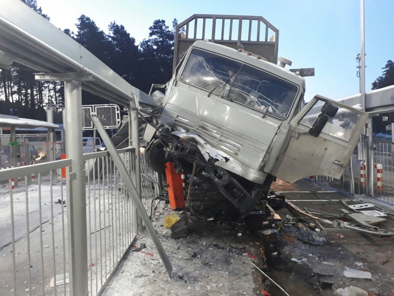 СХК: ремонт КПП Северска после наезда КамАЗа займет 2-3 месяца