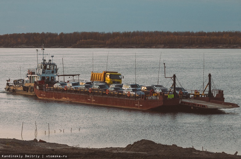 Паром столкнулся с двумя лодками на реке в Томской области