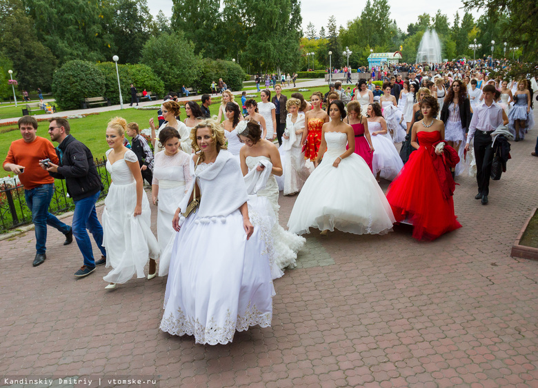 В параде невест приняли участие несколько десятков девушек (фото)