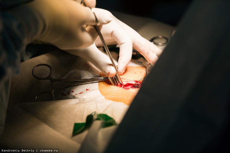 Томский микрохирург удалил из шеи мужчины опухоль размером с куриное яйцо