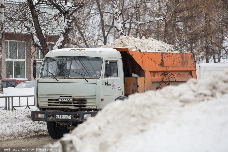 Томичей просят не парковать автомобили на ряде улиц из-за работ по вывозу снега