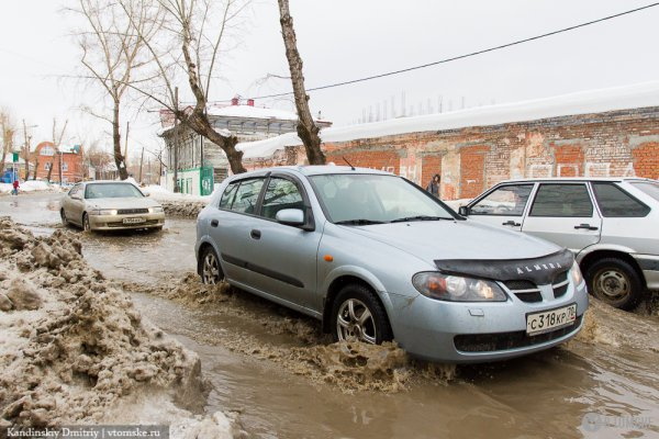 Из-за резкого потепления городские дороги подтопило талой водой