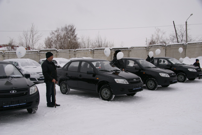 Восемь томичей, пострадавших на производстве, получили автомобили от соцстраха