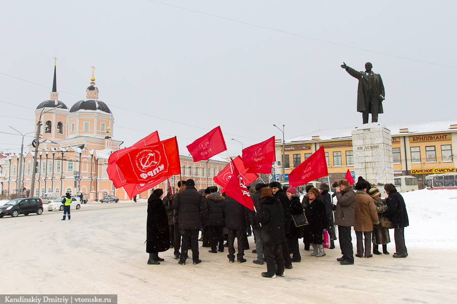 Коммунисты возложили цветы к памятнику Ленина (фото)