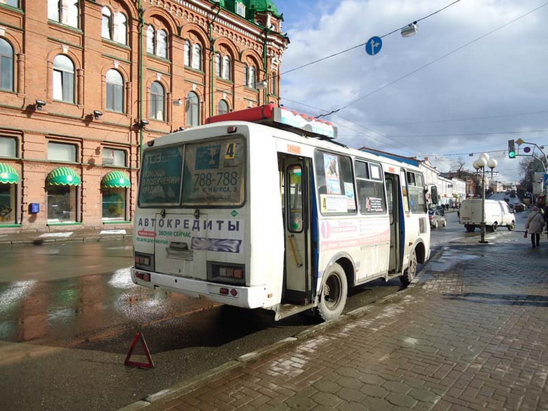 Маршрутка наехала на пешехода, отъезжая от остановки в центре Томска