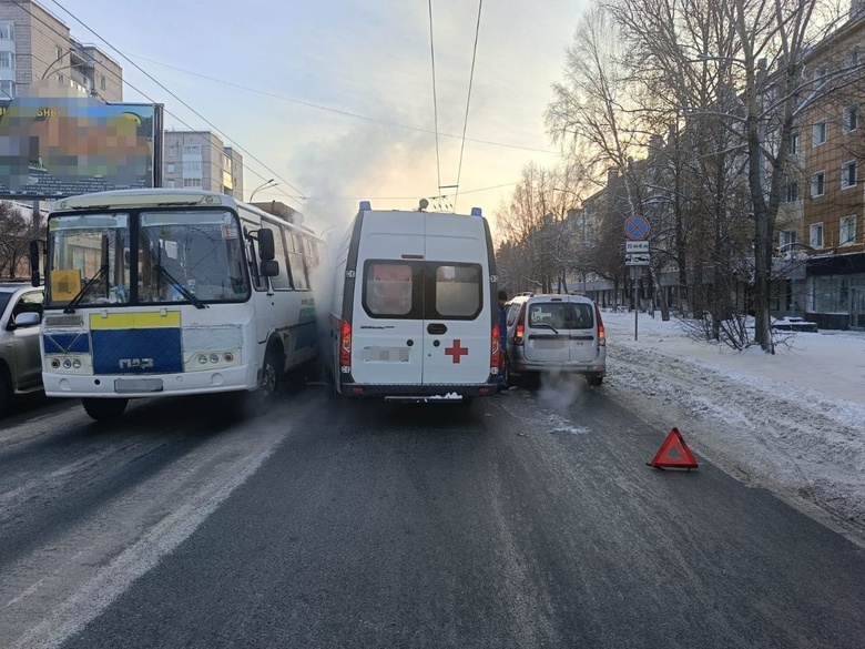 Скорая, автобус и легковушка столкнулись в Томске