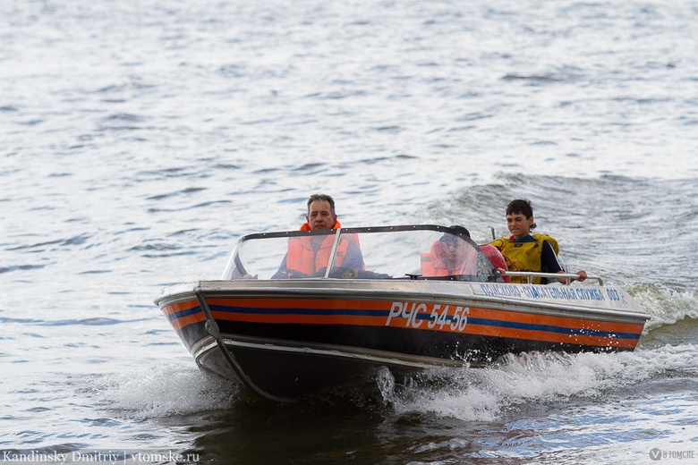 Спасатели ищут жителя Колпашево, пропавшего после купания в протоке